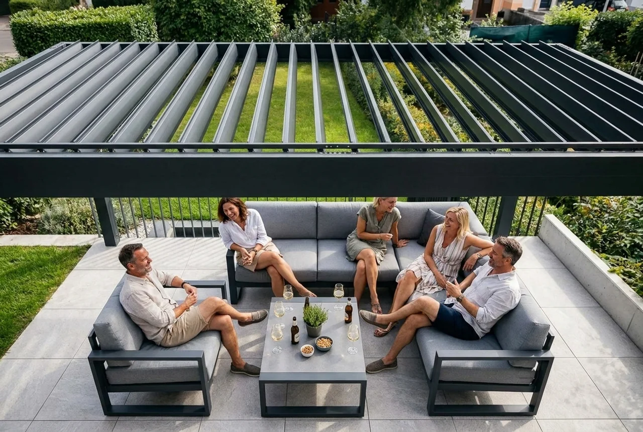 Motorisiertes Aluminium-Lamellendach auf einer Terrasse